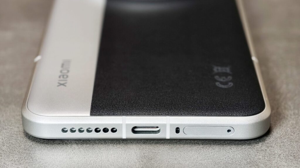 Xiaomi 15 Ultra 側面